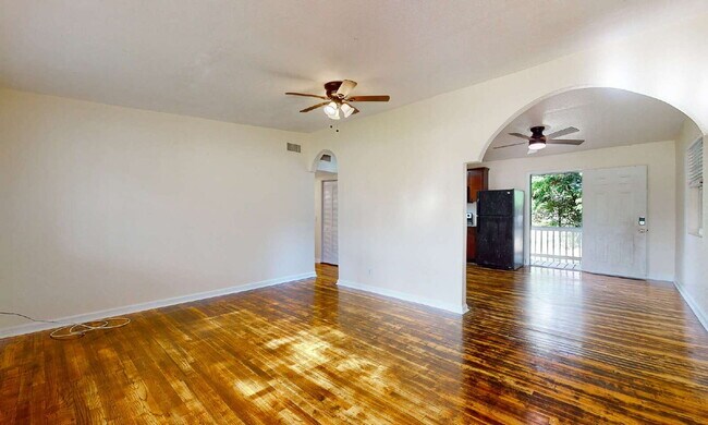 Building Photo - "Cozy 3-Bedroom Gem with a Gated Private B...