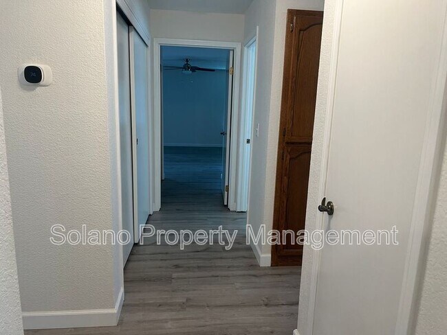 Building Photo - 142 Hillview Dr