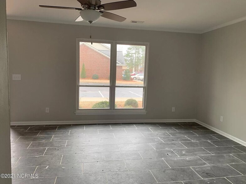 Building Photo - 8 Upton Ct