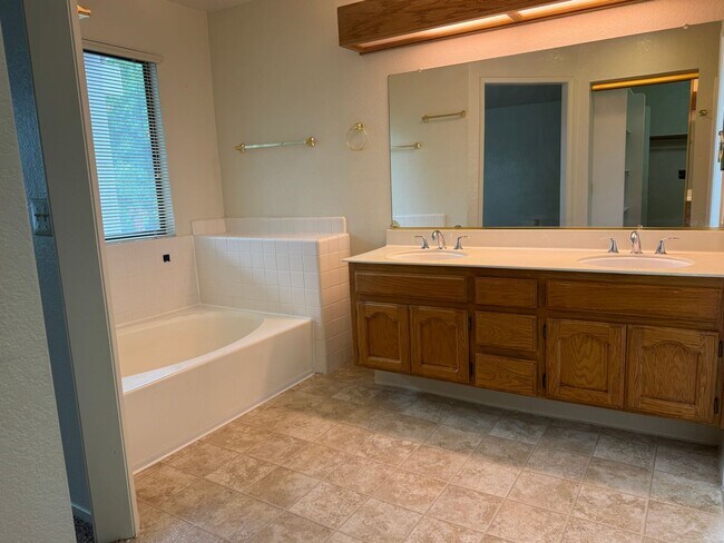 Building Photo - Antelope home