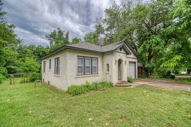 Building Photo - Newly Remodeled Campus Property! Lawn Care Included!