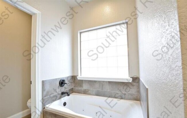 Building Photo - Spacious 3 bedroom, 2 bathroom home