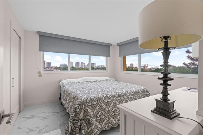 Building Photo - 2400 NE 9th St