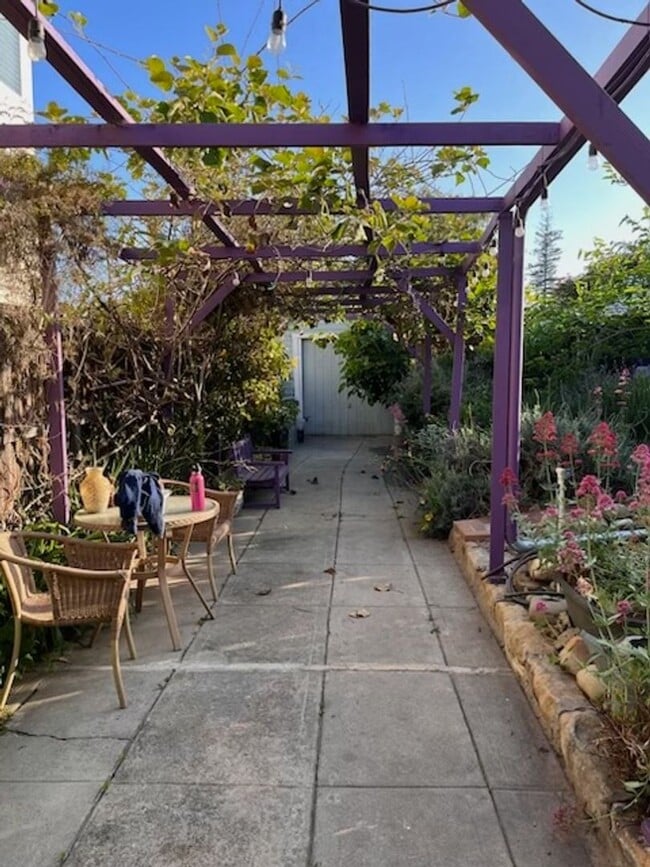 Building Photo - Fully Furnished Tranquil Downtown Home - Available Now!