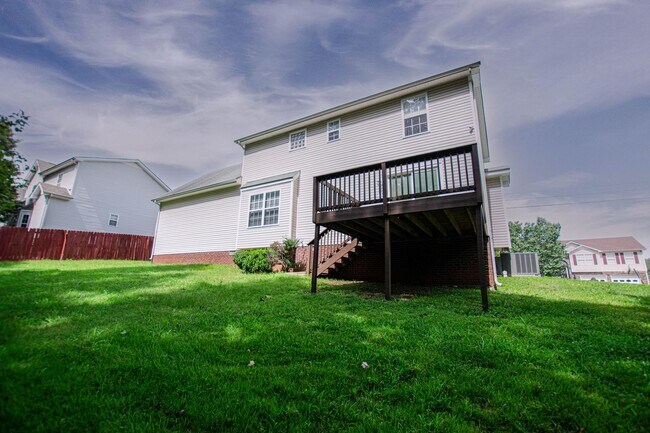 Building Photo - Pet Friendly Three Bedroom with Bonus!