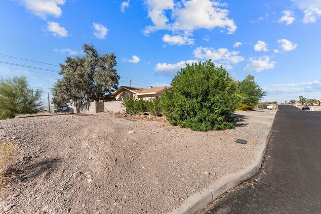 Building Photo - 1099 Pueblo Dr
