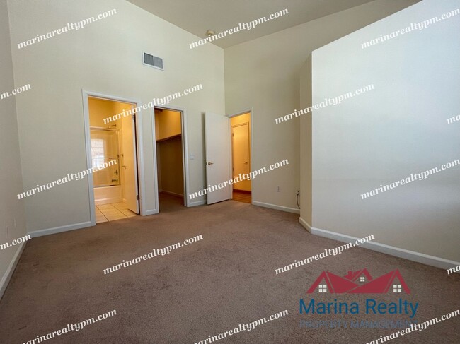 Building Photo - 2 Bedroom, 2 Bath Beautiful Townhouse Cond...