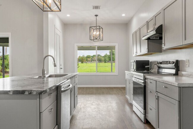 Building Photo - Modern Comfort on 1 Acre in Coweta – Available Now!