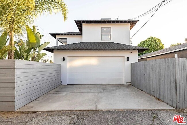 Building Photo - 3496 Redwood Ave