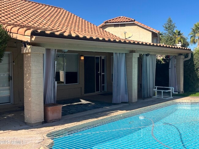 Building Photo - 3721 S Hawthorn Dr