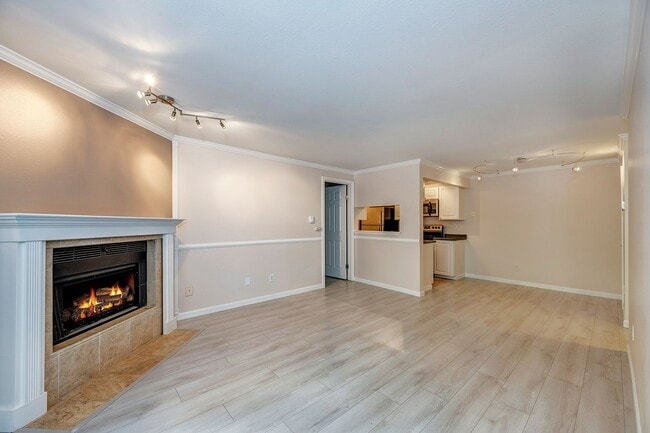 Building Photo - Woodland Hills Two Bed 2 Bath Condo