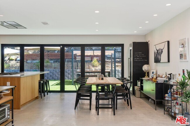 Building Photo - 2820 Nichols Canyon Pl