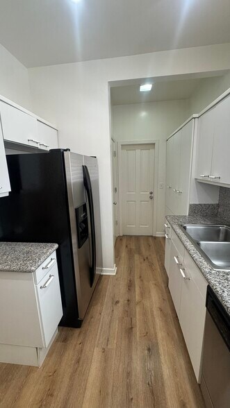 Building Photo - 10816 3/4 Lindbrook Dr