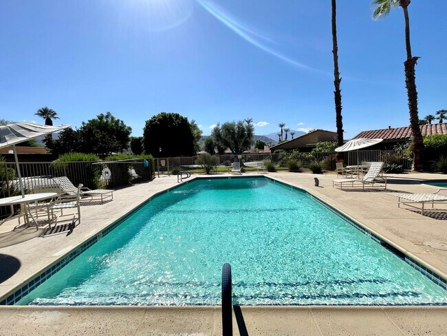 Building Photo - AVAILABLE NOW!  3 Bedroom 2 Bathroom Condo in Sunrise Country Club