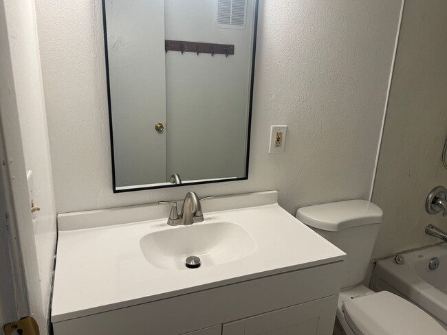 Building Photo - 1 Bedroom Condo close to the Strip and UNLV
