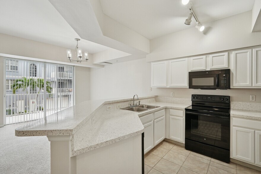 Primary Photo - Cobblestone on The Lake Apartments