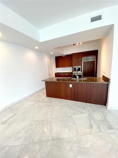 Building Photo - 16001 Collins Ave