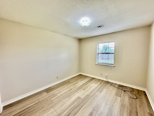 Building Photo - 2311 W Willow St