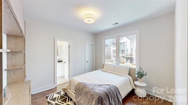 Building Photo - 1220 Lomax Ave