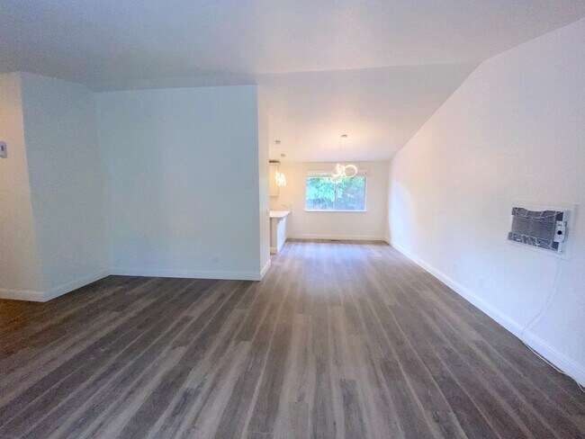 Building Photo - Modern 4 Bedroom, 3 Bath House - Near Died...
