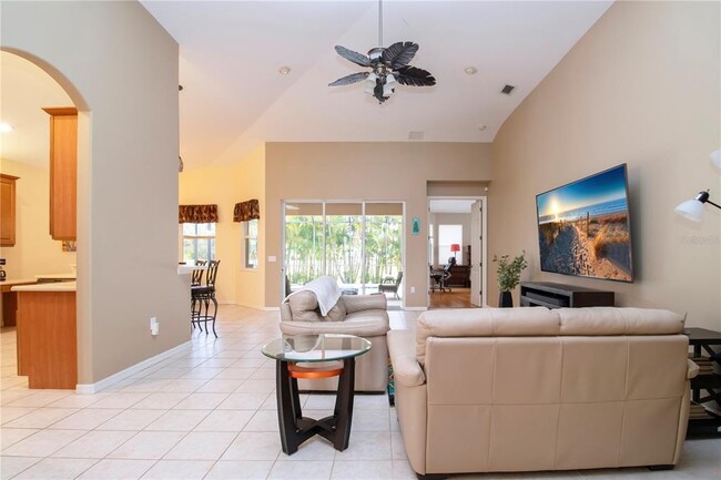Building Photo - 275 Dahlia Ct