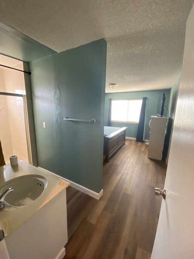 Building Photo - 3 bedroom 2 bath move in ready in Lemoore ...
