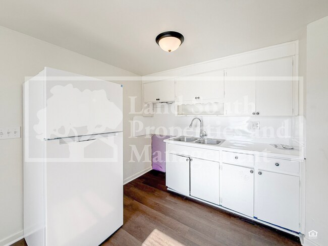 Building Photo - 1030 Lakewood Ct