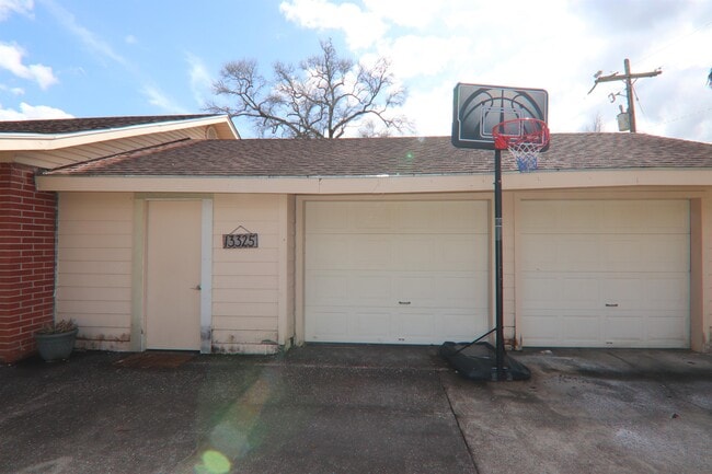 Building Photo - 13325 Blackgum St