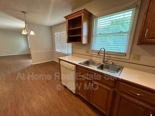 Building Photo - 4146 S Parkcrest Ave