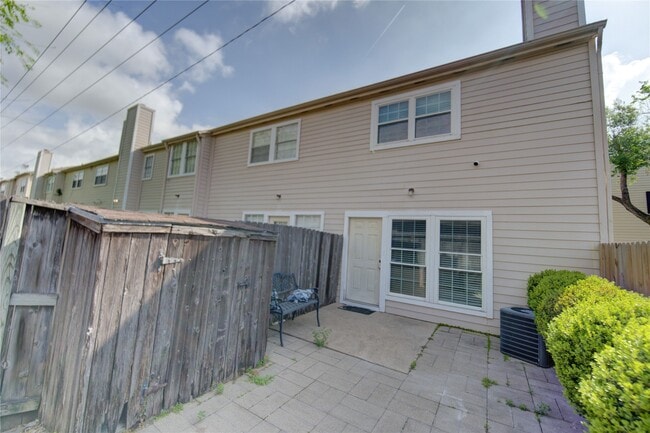 Building Photo - 2002 Gentryside Dr