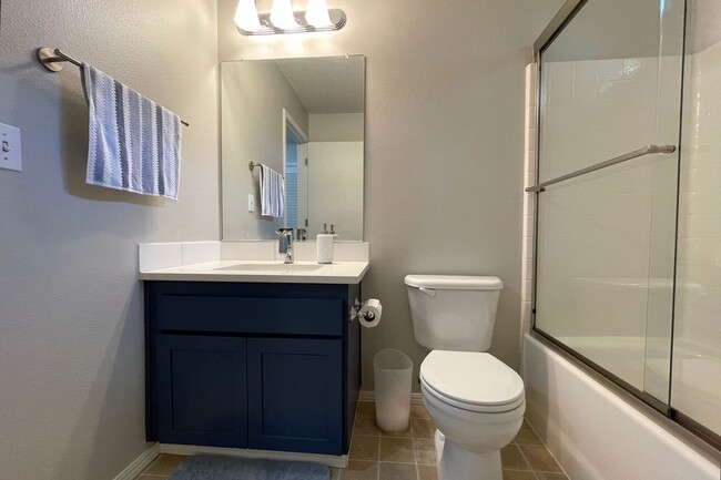 Building Photo - Stunning Forest Heights Home with Washer/D...