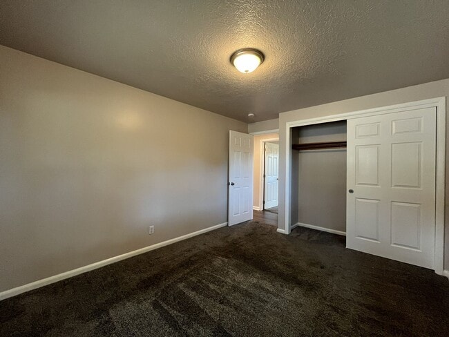 Building Photo - Charming Single-Level 3 Bedroom Home with Spacious Fenced Backyard, Landscaping Included & Great ...