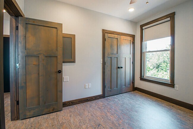 Building Photo - AVAILABLE AUGUST - Beautifully Renovated 2 bed/1bath Home on PARK POINT