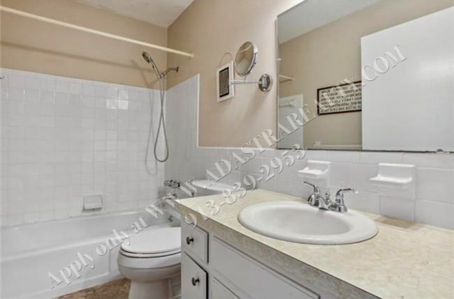 Building Photo - Updated 3Bed/2.5 Bath Duplex in Gladstone-...