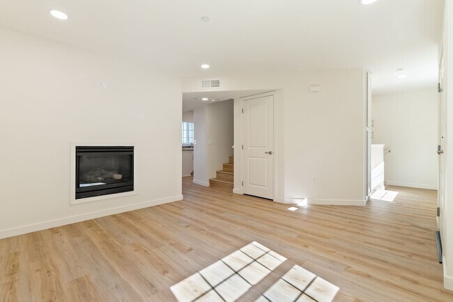 Building Photo - 2 Bedroom 1.5 Bath townhouse with private balcony and 2 car garage