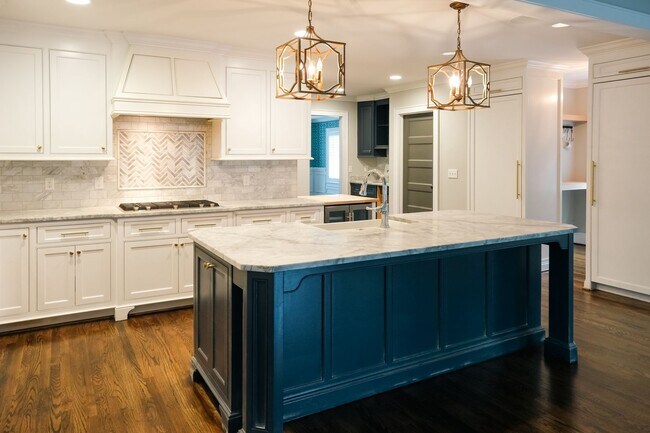 Building Photo - Luxury 4br/3.5ba house