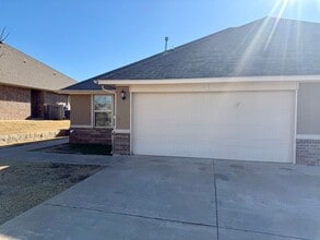 Building Photo - Beautiful 3 Bed 2 Bath Duplex in Surrey Hills!!