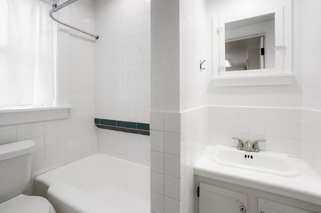 Building Photo - Charming 4 Bed, 2 Bath Town Home in Prime ...