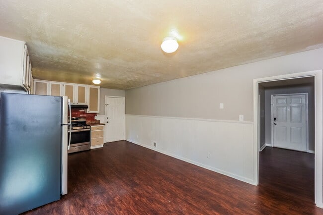 Building Photo - 3840 Benchmark Dr