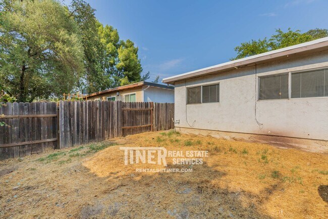 Building Photo - Charming Carmichael Duplex with Water Sewe...