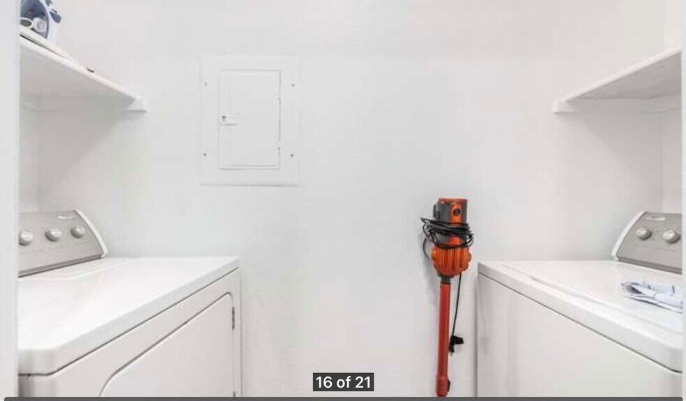 Building Photo - 1880 E Morten Ave