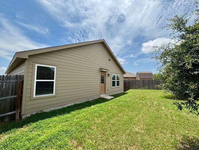 Building Photo - 4 BR / 2 BA - 1,667 SF in San Antonio - WA...