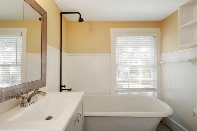 Building Photo - 1401 Windsor Rd