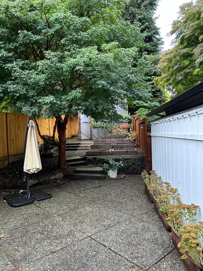 Building Photo - Rosehill/Redmond 3 Bedroom Plus Den Ramble...