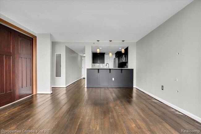 Building Photo - 250 E Harbortown Dr