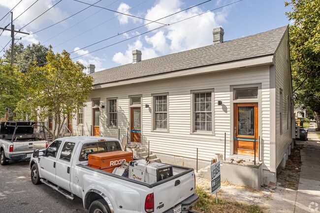 Building Photo - Newly Renovated Uptown Apt near Prytania St