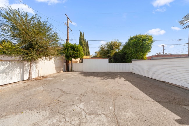Parking - 1120 Poinsettia Dr