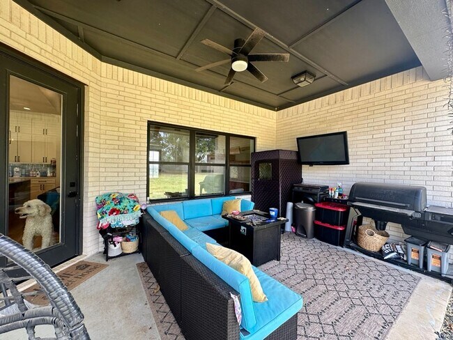 Building Photo - 15849 Avery Ln