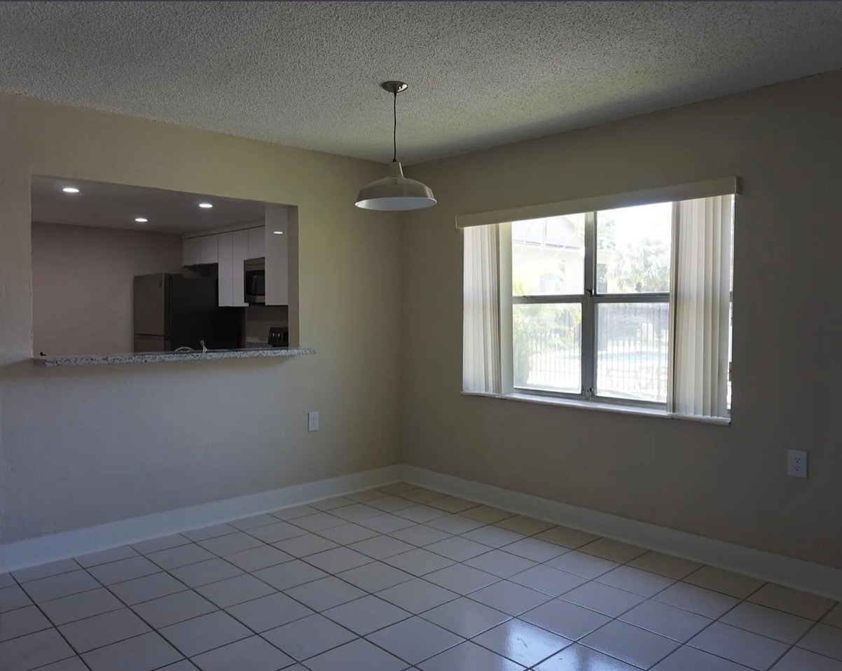 Building Photo - 11285 N Kendall Dr