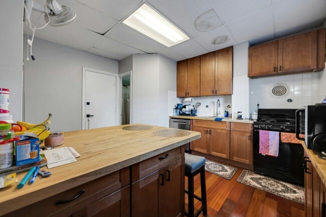 Building Photo - 460 Orchard St